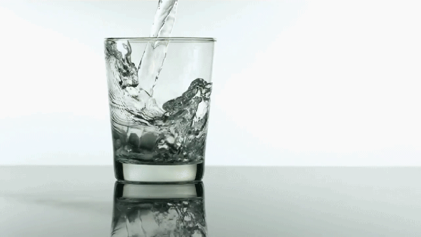 Agua natural mineral en vaso cinemagraph
