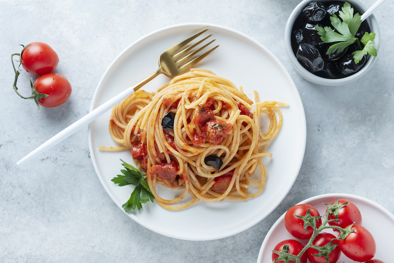 Esta imagen tiene un atributo ALT vacío; su nombre de archivo es traditional-italian-pasta-puttanesca.jpg