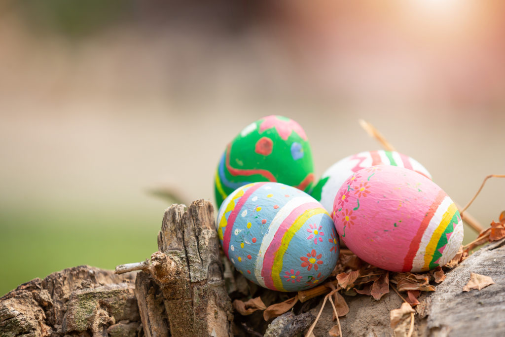 Huevos de Pascua con pintura acrílica en colores pastel