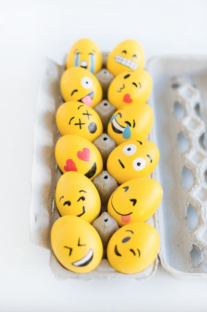 Huevos de Pascua pintados como emojis