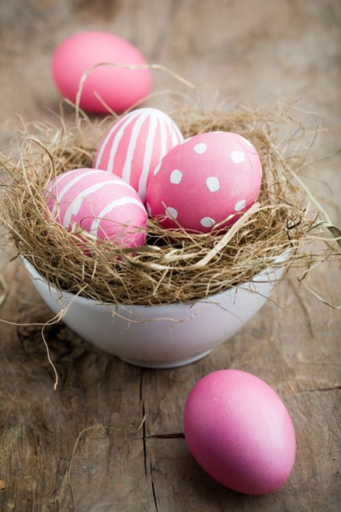 Huevos de Pascua pintados de un solor color, monocromáticos