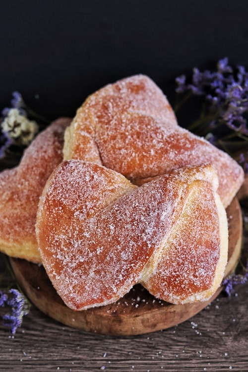 Moño is a type of Mexican sweet bread, very fluffy and covered with sugar.