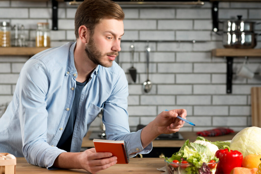 La imagen tiene un atributo ALT vacío; su nombre de archivo es young-man-writing-shopping-list-kitchen-1024x683.jpg