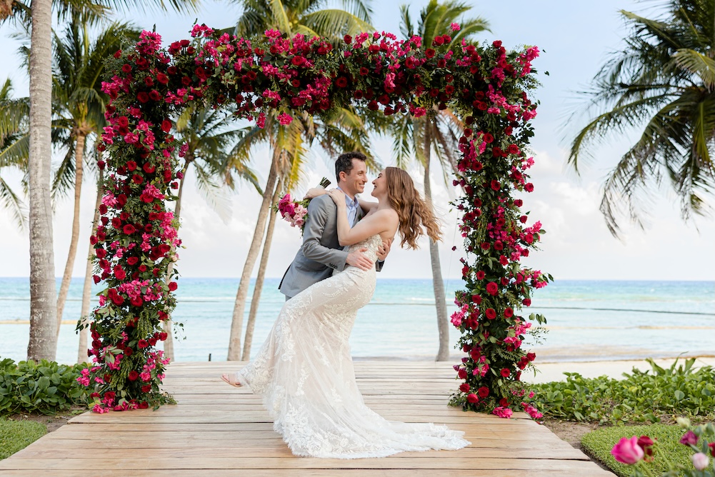 Esta imagen tiene un atributo ALT vacío; su nombre de archivo es Elopement-de-lujo-Velas-Magazine-Elara-Weddings.jpg