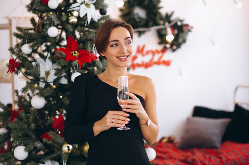 Mujer celebrando la Navidad con un brindis