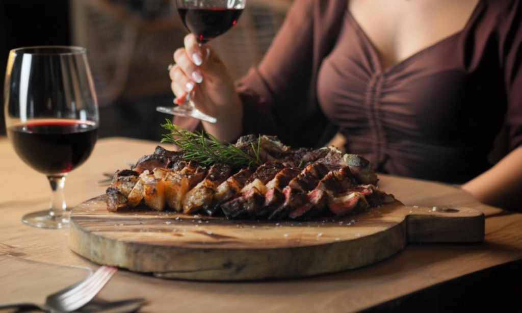 Cómo maridar platos fuertes como carnes en tu cena de Navidad