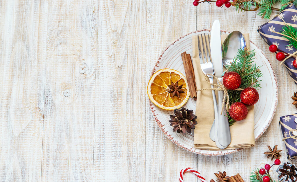 mesa decorada para cena navideña