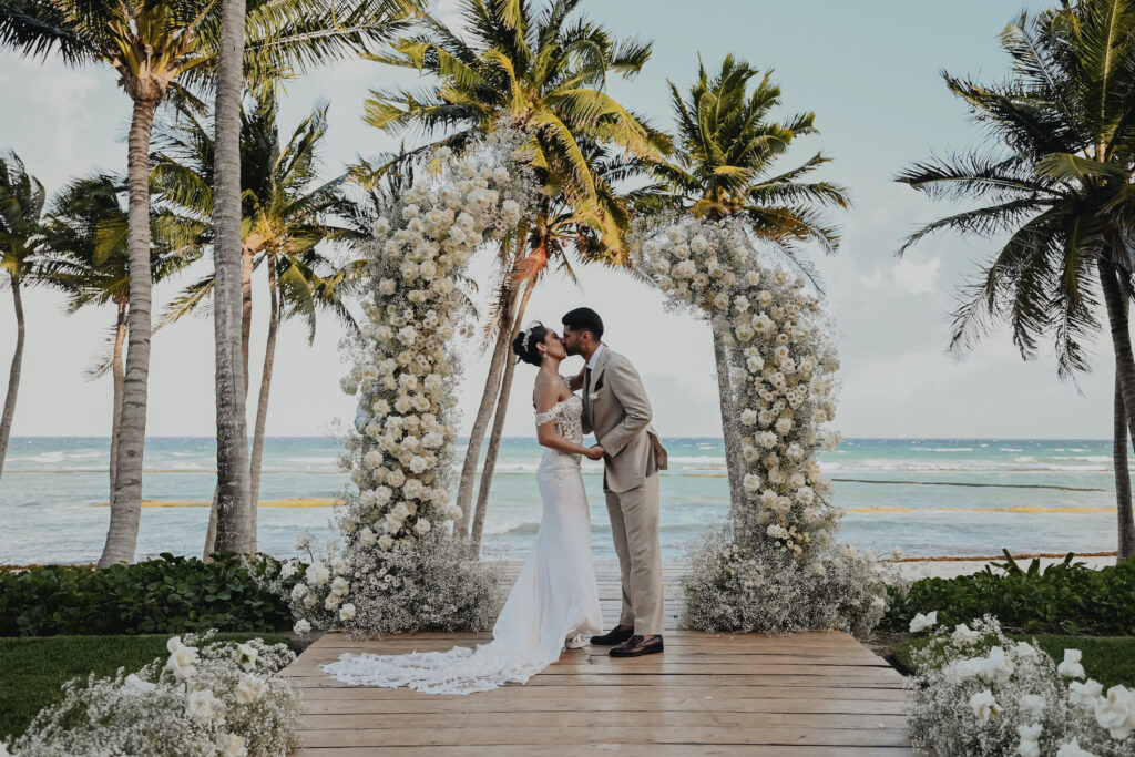 imagen de una boda de destino en la playa